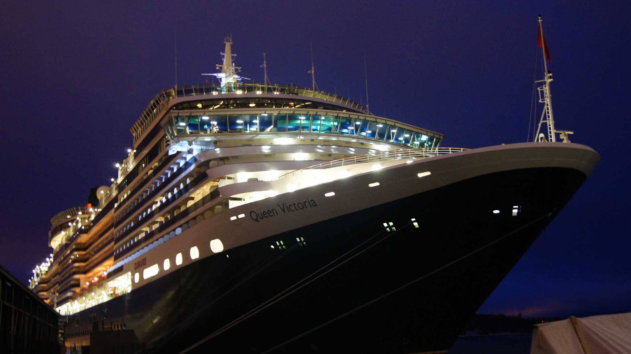 Queen Victoria at dusk in the port of Oslo