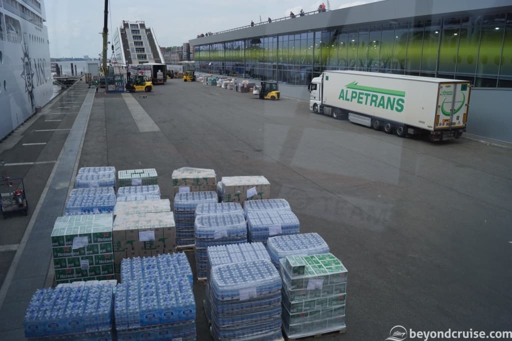 MSC Magnifica receiving new supplies of water in Hamburg